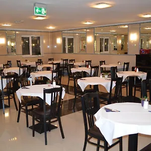 Donaustadt Kagran - At Metro U1 Otel